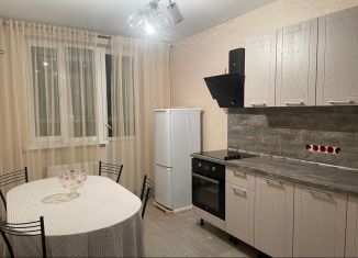 Сдаю 2-ком. квартиру, 70 м2, Краснодар, улица Цезаря Куникова, 24к3, ЖК Времена Года 3