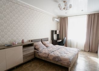 Сдаю 1-ком. квартиру, 58 м2, Новочеркасск, Московская улица, 58