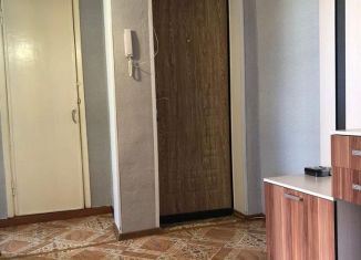 Продается двухкомнатная квартира, 41.7 м2, поселок городского типа Комаровский, улица Комарова, 12
