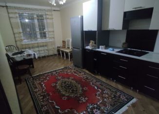 Сдаю в аренду трехкомнатную квартиру, 100 м2, Каспийск, улица Амет-хан Султана, 26