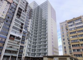 Продается 2-ком. квартира, 62 м2, Челябинск, улица Братьев Кашириных, 111Б