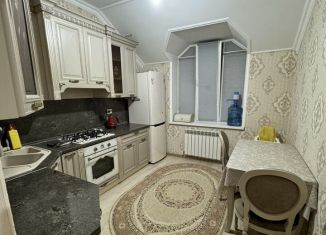 Сдам в аренду двухкомнатную квартиру, 60 м2, Дагестан, Изумрудная улица, 4