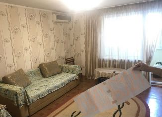 Сдаю 1-ком. квартиру, 35 м2, Алушта, Октябрьская улица, 34