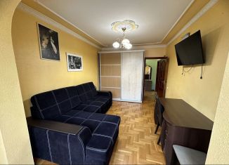 Продаю 2-ком. квартиру, 65 м2, Ялта, улица Макаренко, 8к2