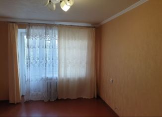 Продаю 3-ком. квартиру, 53 м2, Азов, улица Макаровского, 33А