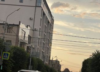 Сдается трехкомнатная квартира, 132 м2, Ставрополь, улица Орджоникидзе, 62, Октябрьский район