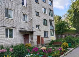 Продается трехкомнатная квартира, 56.3 м2, городской посёлок Кузнечное, улица Гагарина, 6