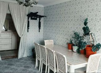Продается трехкомнатная квартира, 64 м2, Грозный, улица У.А. Садаева, 24, 4-й микрорайон