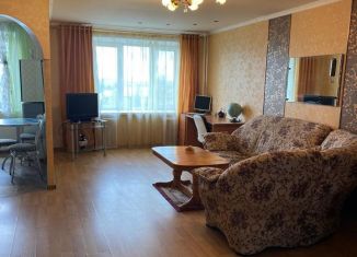 Сдается трехкомнатная квартира, 60 м2, Екатеринбург, Уральская улица, 74, метро Площадь 1905 года