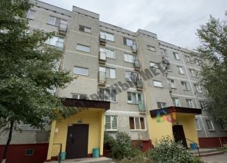 Продаю 2-ком. квартиру, 52.2 м2, Элиста, 2-й микрорайон, 28