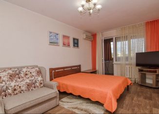 Сдаю 1-ком. квартиру, 37 м2, Алушта, улица Ленина, 30