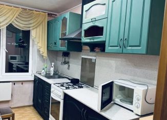 Сдаю в аренду трехкомнатную квартиру, 90 м2, Волгоград, улица Глазкова, Центральный район