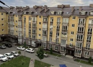 Продаю 3-ком. квартиру, 150 м2, Владикавказ, улица Шамиля Джикаева, 5А, 18-й микрорайон