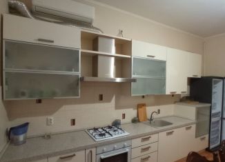 Аренда трехкомнатной квартиры, 90 м2, Алушта, улица Владимира Хромых, 21