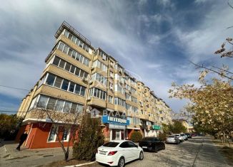 Продам трехкомнатную квартиру, 81.9 м2, Элиста, улица Ю. Клыкова, 81Б