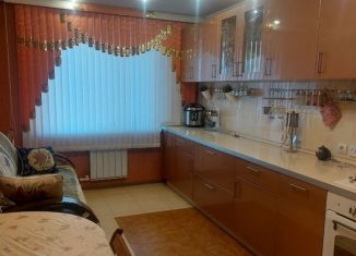 Сдается в аренду трехкомнатная квартира, 85 м2, Саратов, Заводская улица, 2/1, Заводской район