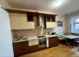 Сдается трехкомнатная квартира, 90 м2, Уфа, улица Цюрупы, 130