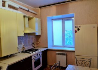 Сдаю 2-ком. квартиру, 65 м2, Астрахань, Боевая улица, 126к7