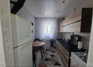 Сдаю 1-ком. квартиру, 37 м2, Соликамск, улица Парижской Коммуны, 12