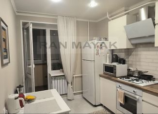 Продам 4-комнатную квартиру, 74 м2, Адыгея, улица 12 Марта, 152