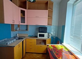 Сдается в аренду двухкомнатная квартира, 50 м2, Волгоград, улица Гороховцев, 18