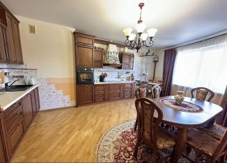 Продаю 3-ком. квартиру, 106 м2, Белгородская область, улица Костюкова, 36В