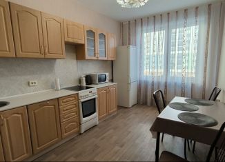 3-ком. квартира в аренду, 80 м2, Свердловская область, улица Павла Шаманова, 42