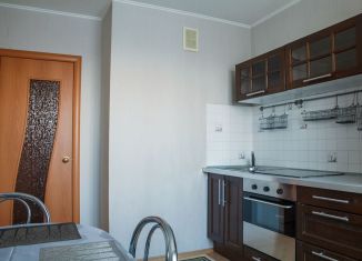 Сдаю в аренду 1-ком. квартиру, 45 м2, Екатеринбург, улица Чекистов, 5, метро Машиностроителей