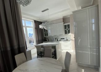 Аренда 3-ком. квартиры, 130 м2, Екатеринбург, улица Горького, 36