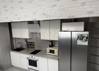 Сдается трехкомнатная квартира, 140 м2, Тюмень, улица Газодобытчиков, 21